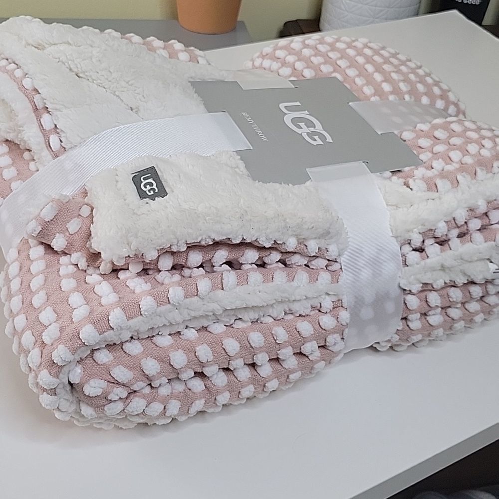 NEW UGG polka dot sherpa NEUTRAL COLOR Remy Throw cozy gift warm blanket NWT - Picture 4 of 7